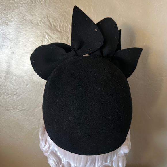 KNOCKOUT VINTAGE BLACK HAT WITH LARGE GOLD STUDDED FELT \